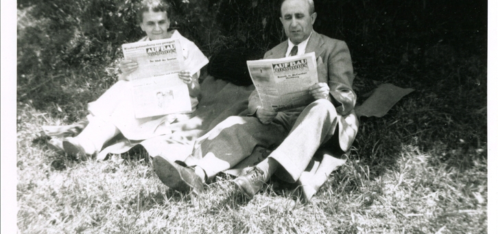 Couple reading Aufbau