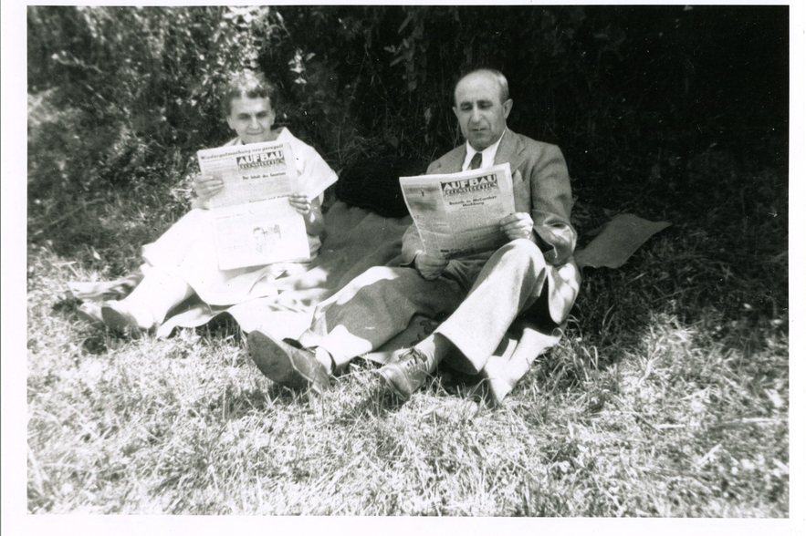 Couple reading Aufbau