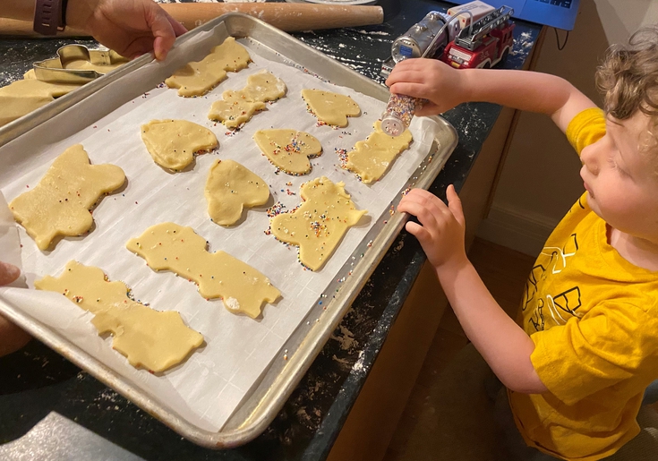 Adding sprinkles to Butterplaetzchen