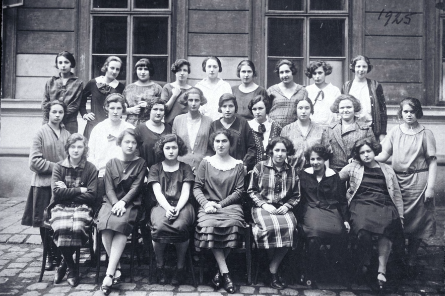 Young women's class group portrait (including Martha Schweiger)