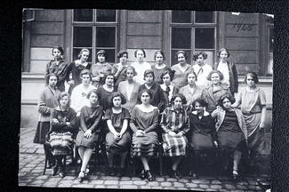 Young women's class group portrait (including Martha Schweiger)