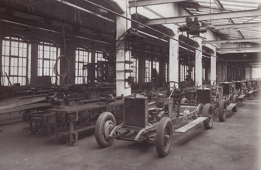 Blick in Fertigungshalle   1920er .jpg