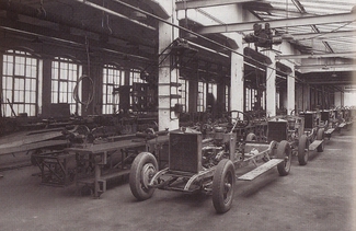 Blick in Fertigungshalle   1920er .jpg