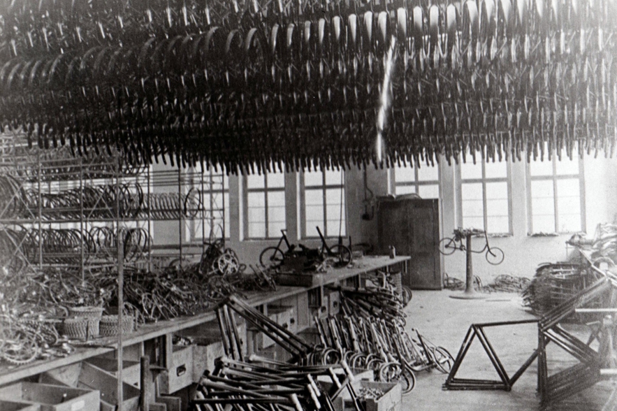 Blick in die Fahrradproduktion um 1920.jpg