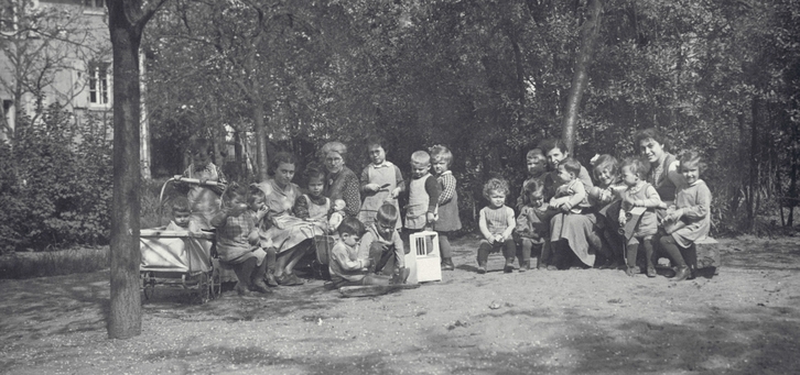 Picture of children from Haus IV of the Heim des Jüdischen Frauenbundes (Jewish Women’s Federation Home) in Neu-Isenburg in 1937.