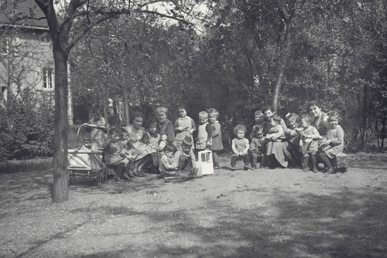 Picture of children from Haus IV of the Heim des Jüdischen Frauenbundes (Jewish Women’s Federation Home) in Neu-Isenburg in 1937.