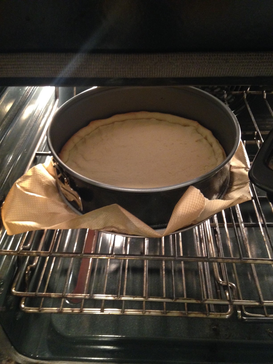 The "Erdbeer-Gateau" ("strawberry cake") cooking in the oven