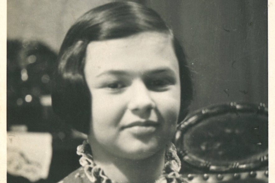 Eve Metz at the Age of 10 in 1938.jpg