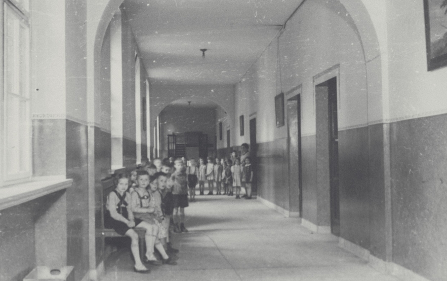 F 19544_Children in the hallway of Philanthropin