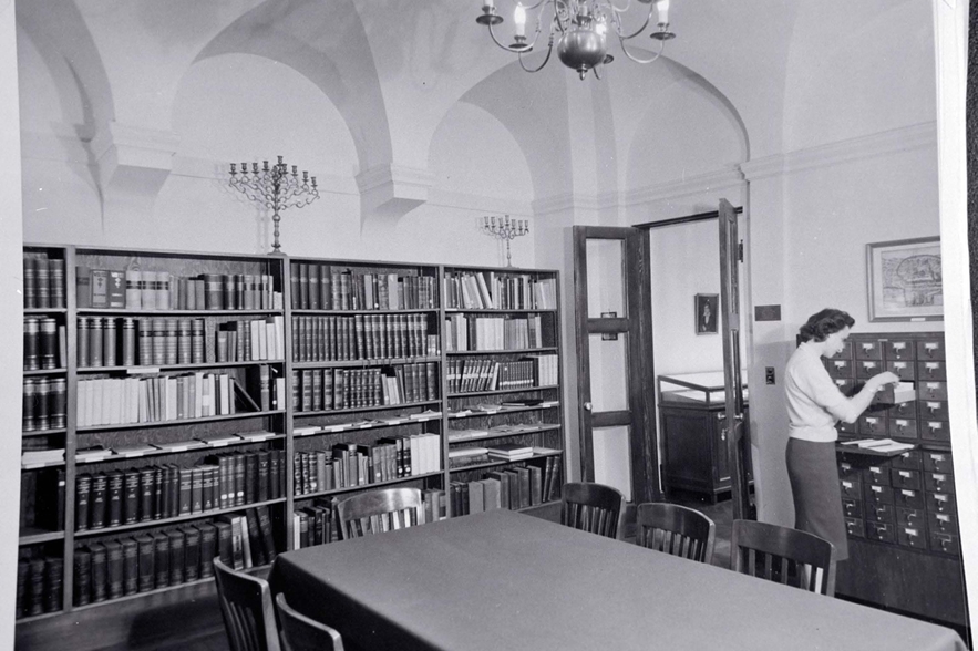 Irmgard Foerg next to the card catalog in the reading room of LBI’s townhouse at 129 E 73rd Street, 1960s.