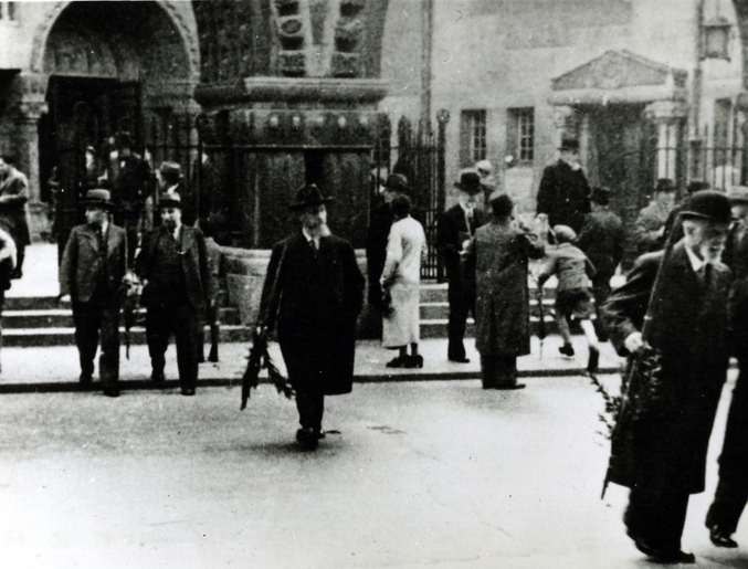 Frankfurt Synagogue - outside (Sukkot)