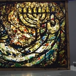 Glasmosaik von Samson Schames mit Chanukka-Motiv