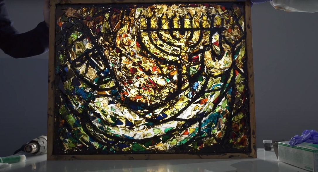 Glasmosaik von Samson Schames mit Chanukka-Motiv