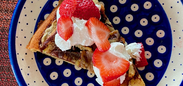 An "Apfel-Eierkuchen" (an apple-egg pancake) dressed up with cream and strawberries