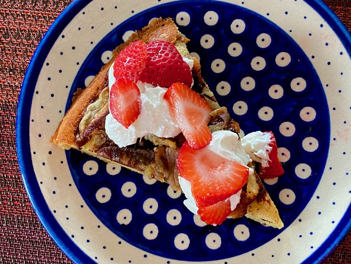 An "Apfel-Eierkuchen" (an apple-egg pancake) dressed up with cream and strawberries