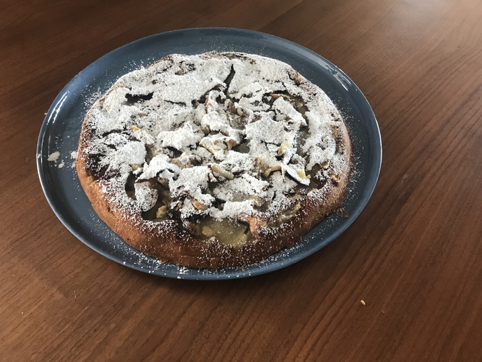 Apfel-Eierkuchen with powdered sugar