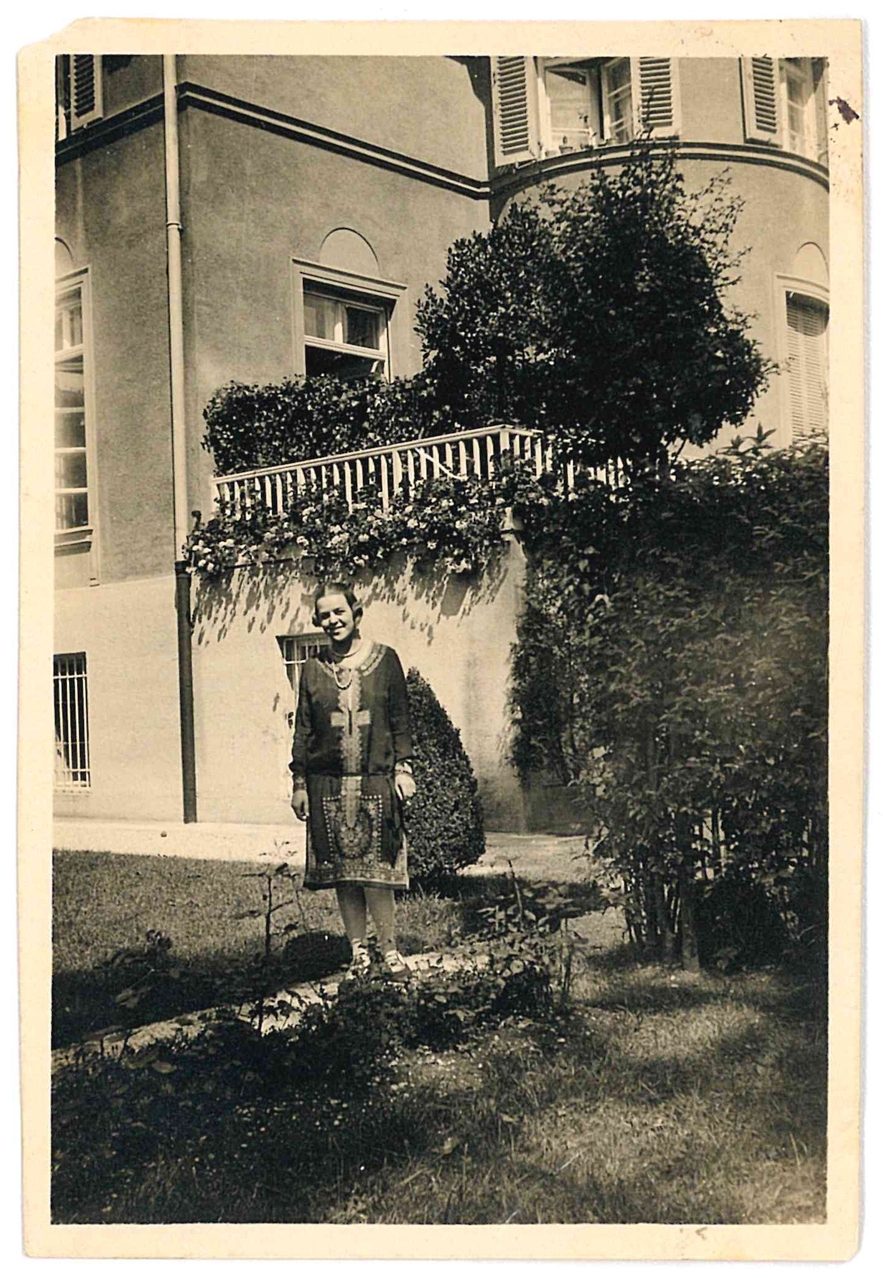 Kitty at house on Felix Dahn Strasse