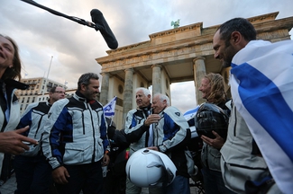 Riders at Brandenburg Gate, Back to Berlin