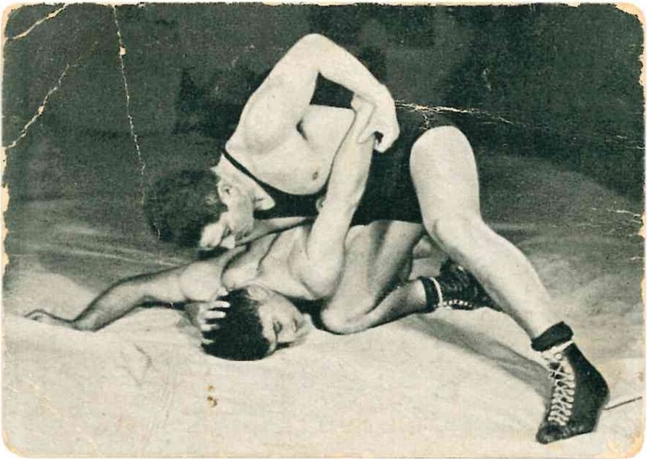 Trading card - Einhorn and Unreich in wrestling pose on mat