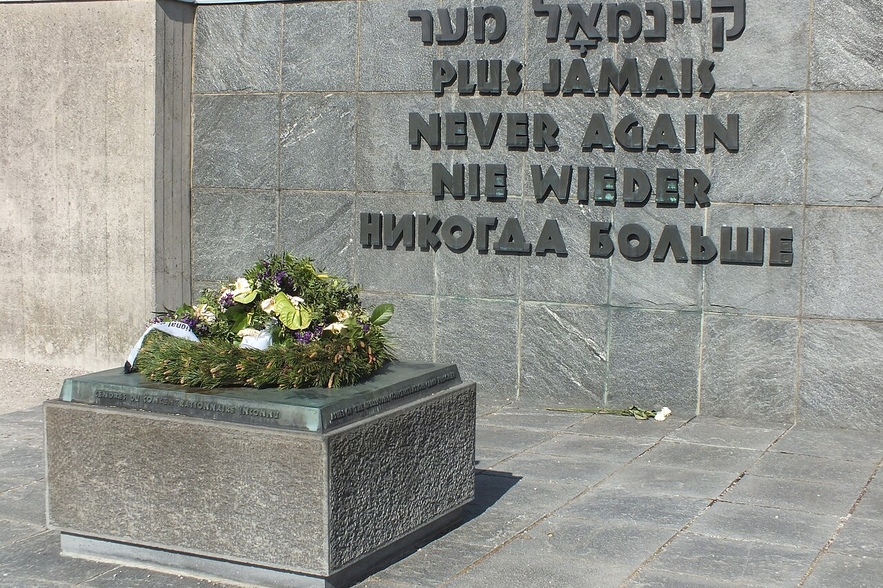 _Never_Again__memorial_at_Dachau_by_Wzwz_2