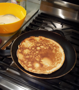 A fully cooked "Apfel-Eierkuchen" on the stove