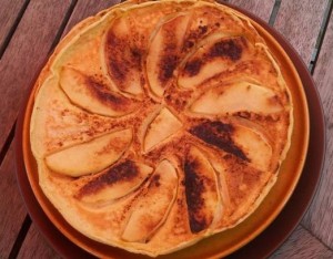 A finished "Apfel-Eierkuchen" with a perfect apple pinwheel
