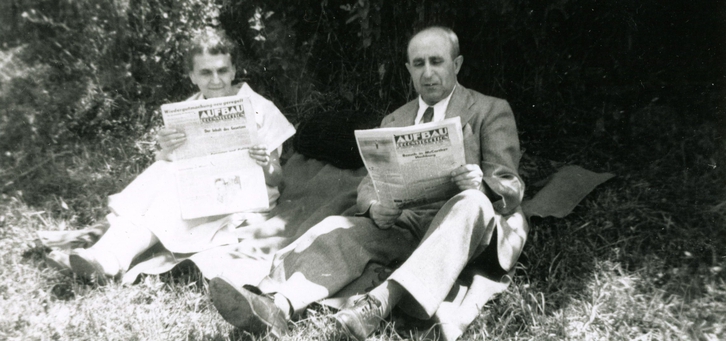 Couple Reading Aufbau