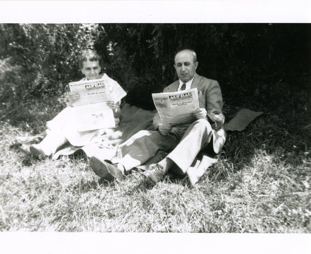 Couple Reading Aufbau