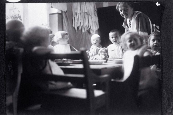 Breakfast at a children's home in Sagan (Żagań), Silesia, 1926