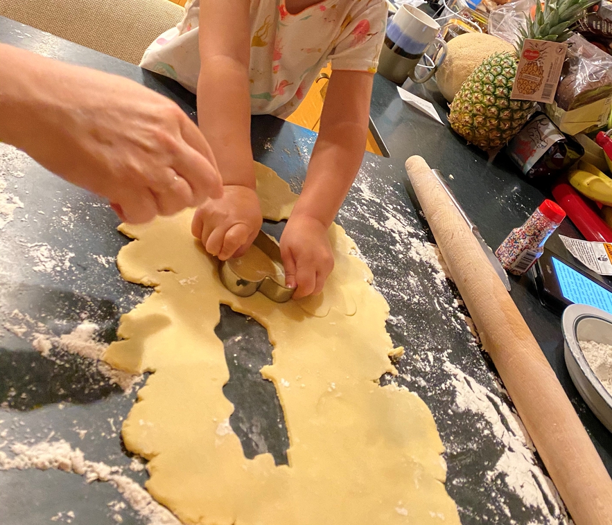 Cutting out the Butterplaetzchen dough