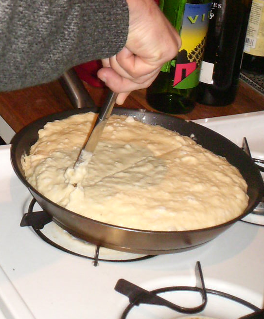 Dividing the pancake into quarters for Kaiserschmarrn