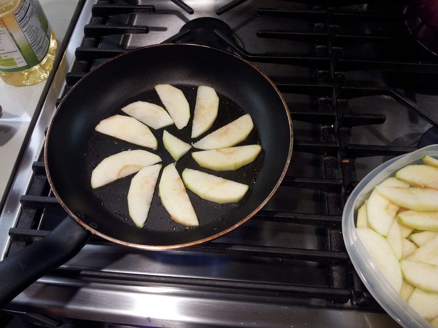 Making the "Apfel-Eierkuchen"
