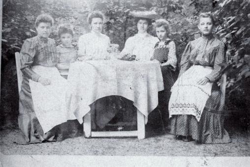 Naëmah and Gabriel Beer-Hofmann and other family members sitting around a coffee, circa 1905. table