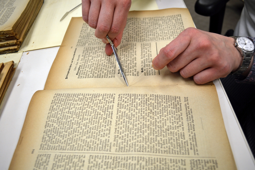 Cutting the Bindings of A Periodical for Digitization