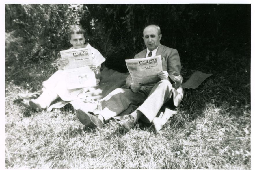 unidentified couple reading aufbau